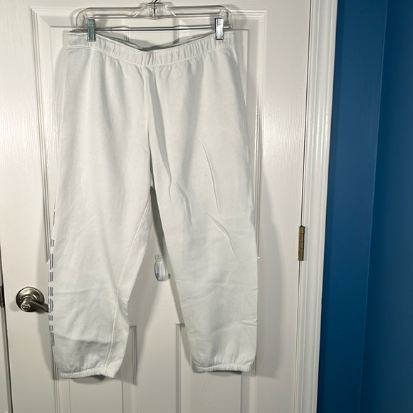 Under Armour Pants - Under Armour sweatpants size xl comfortable is white and lettering is grey